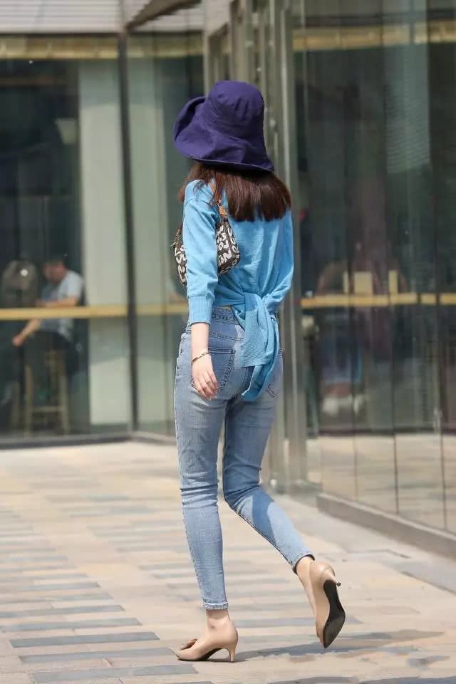 穿着紧身牛仔裤的3个美女，身材凹凸紧致，吸引力十足！