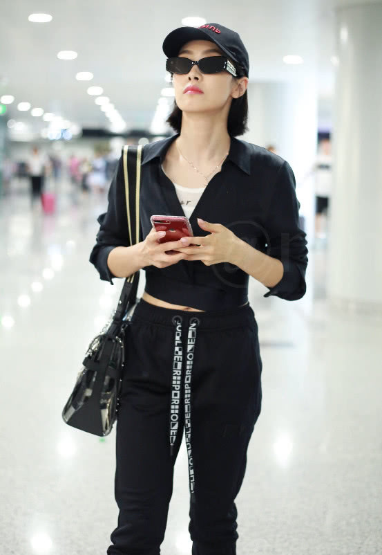 宋茜黑衣亮相，蚂蚁腰叫人惊呆了，体重应该不超85斤吧！