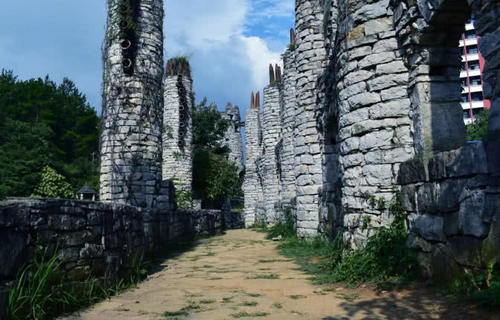 贵州年近八旬的老人，历时21年耗资百万，用石头搭建出城堡！