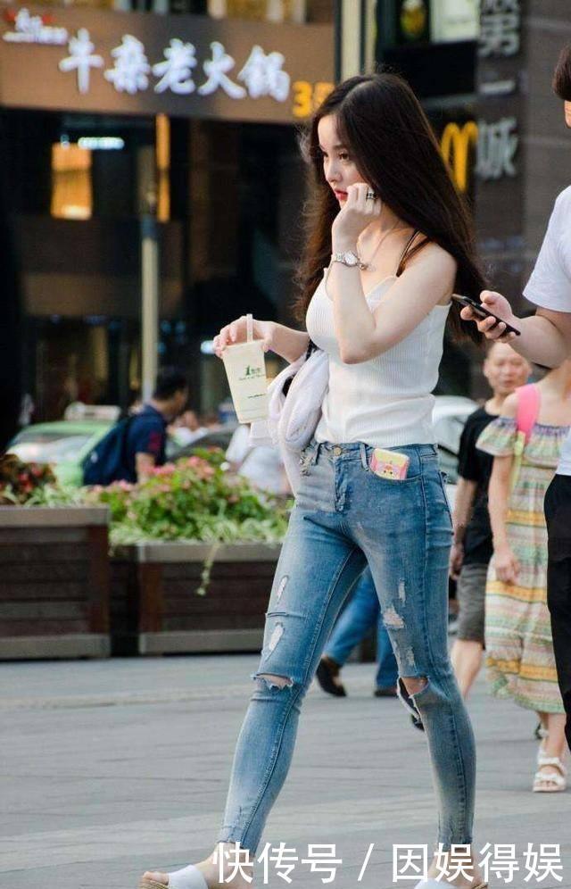 『有型』街拍:牛仔连衣裙的美少女妹纸,青春时尚靓丽有型。