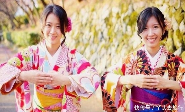 日本人来中国旅游也疯狂购物，日本游客都买了什么？网友：笑了