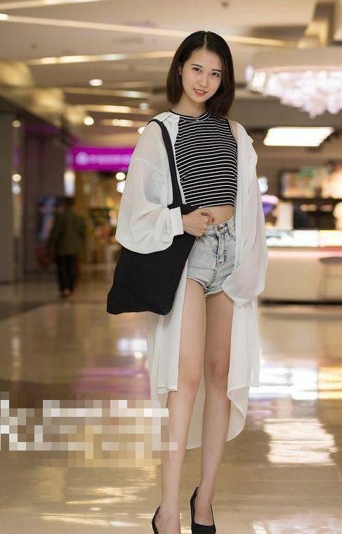 街拍:美女短裤,展示“紧绷笔直”的大长腿,让人为之叹服!