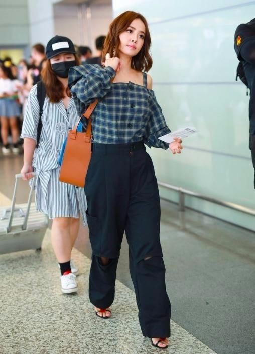 蔡依林满身赘肉,为了显高穿露腰装!网友:裤子扫地根本撑不起来