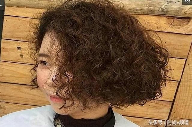 2018短发精选：50岁妈妈做短发，却因小卷光彩迷人，真心不错