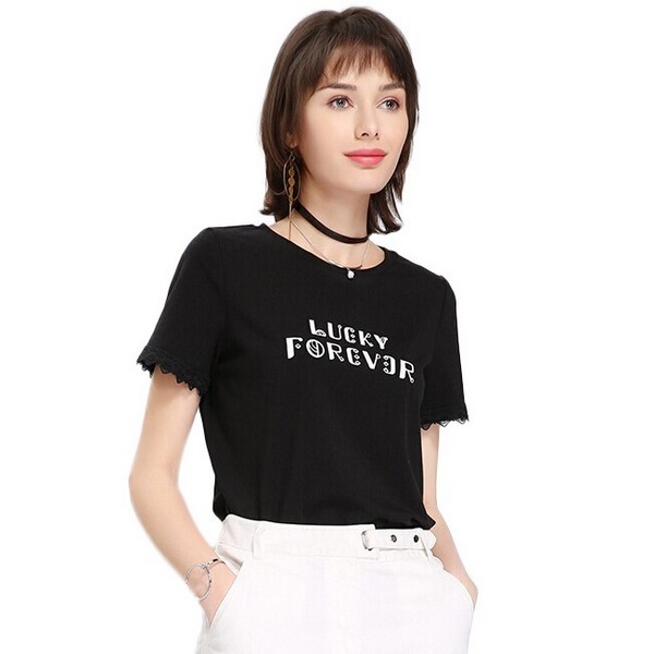 路人街拍，小姐姐看上去非常的青春动人，身穿连衣裙特别显身材