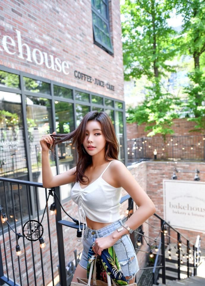 路人街拍，吊带衫短裤与优美的身材相结合，魅力十足，你知道吗?