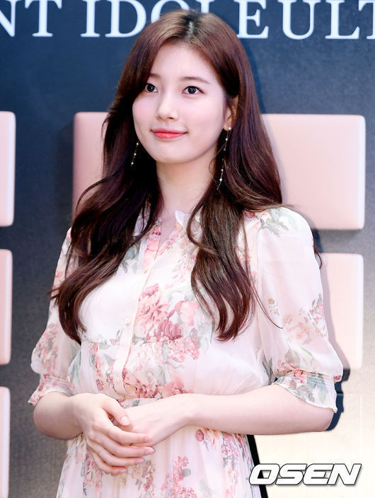 小仙女!秀智穿粉色印花裙出席活动，气质柔美清纯动人