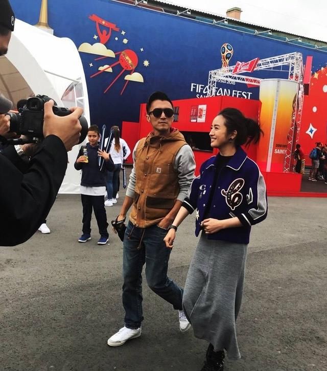 路人镜头下，林依晨胖回娃娃脸重回18岁，却被沈月式身材抢镜！