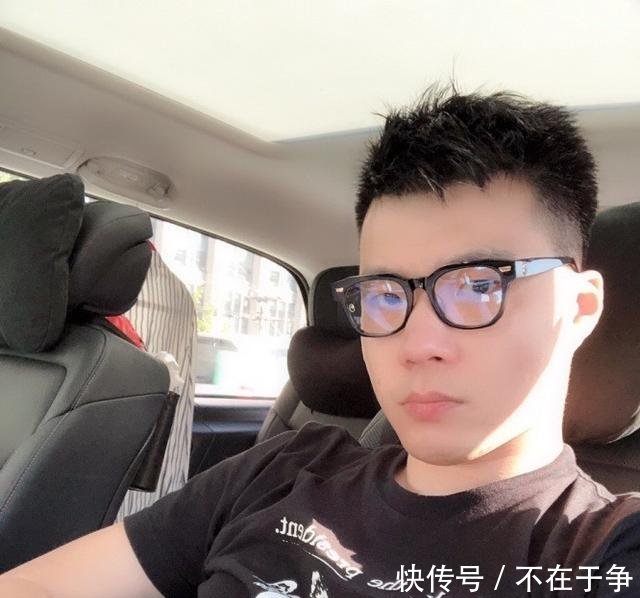 黄毅清公布疑似崔美国绿卡申请记录，网友一片哗然，脊梁要凉