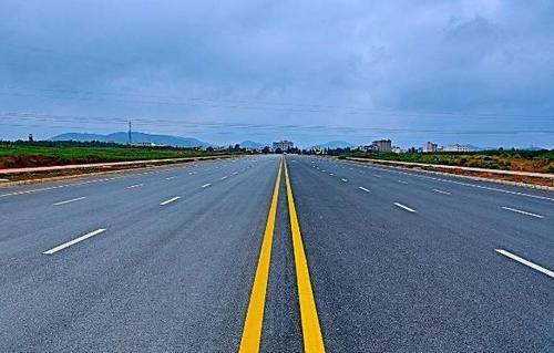 日本公路平平整整，中国公路却满是大小补丁？了解后，难以相信