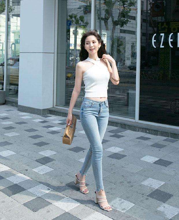 街拍：小姐姐素颜出街，仍旧掩藏不住你俊俏模样!