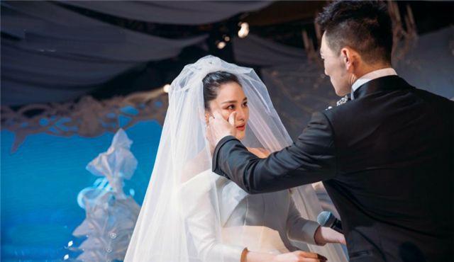 何捷上过央视国际新闻,一身军装的他比结婚时还帅,张馨予好幸福