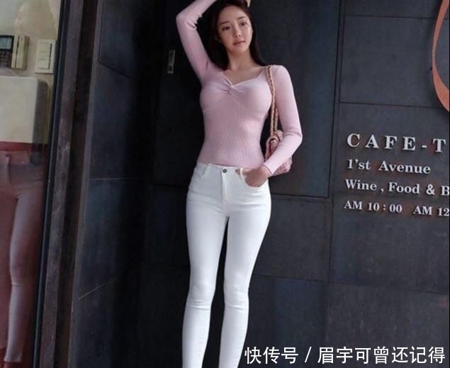  展现：牛仔裤美女的穿搭展现视觉上的美感，靓丽而优雅！