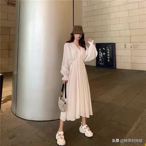 『 反差感』+ 裙子”才是今春王炸穿搭，扔掉高跟鞋！“平底鞋