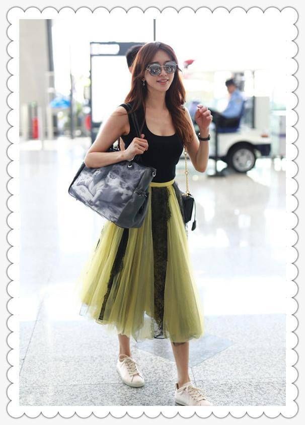 戚薇为博眼球，穿无袖衫秀性感，结果撞上林志玲，身材差距立显!