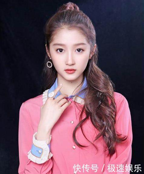 看了许晴的娃娃领，再看看关晓彤的，网友：装嫩和真嫩一目了然