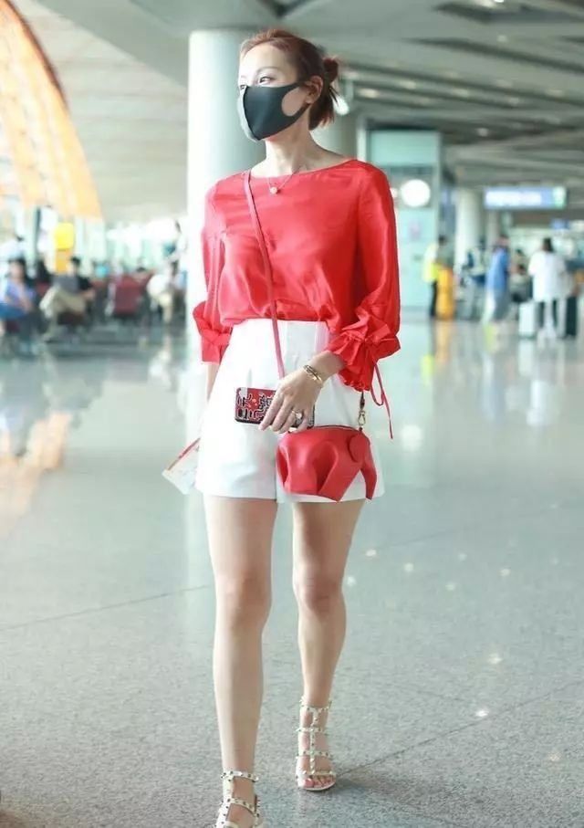 叶一茜机场近照美炸了，红衣搭配白短裤，大长腿看不厌啊!