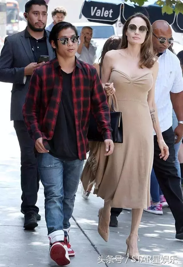 安吉丽娜-朱莉街拍时尚大气，14岁养子长的却想41岁