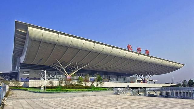 湖北正积极打造的一座高铁站，站台规模比肩长沙南站