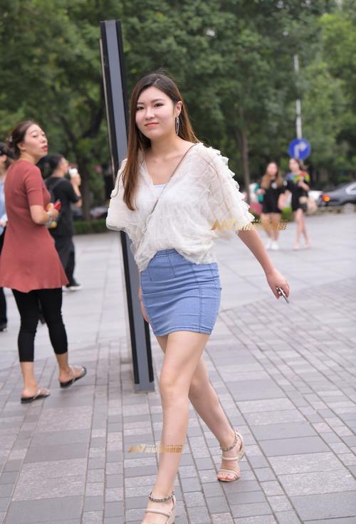 路人街拍，性感好身材紧身牛仔裙小姐姐