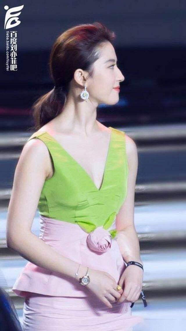 刘亦菲真会穿，选对了裙子秒变180，网友:看上去像一只蟠桃