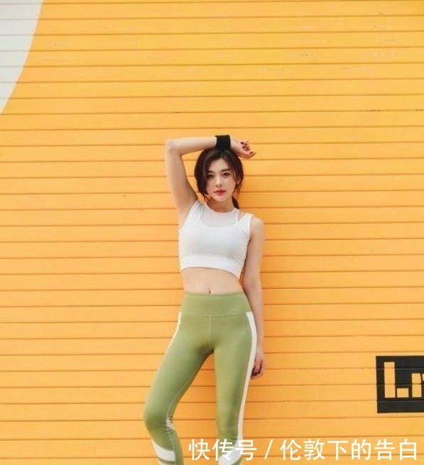 美女@街拍:时尚美女搭配修身打底裤,展现高贵优雅气质,十分亮眼