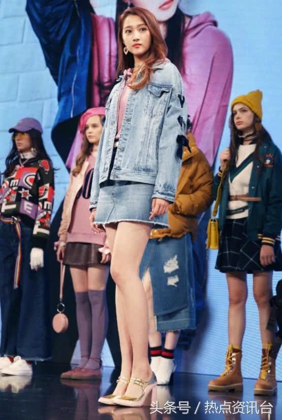 关晓彤的鞋子丑就算了，还被修图师坑，网友:膝盖都被p没了