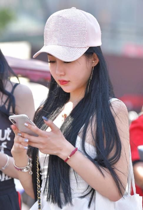  美女|气质妖媚美女小姐姐，低调又文艺，穿出自信美！