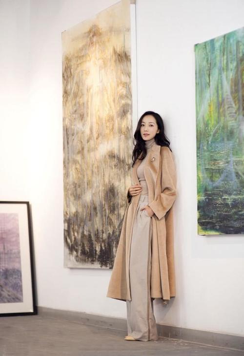 韩雪也露腰？V领露脐衫配不规则半身裙，腰上的肉都挤出来了