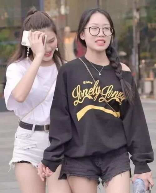  『蓝色』街拍：面带微笑的美女，一条蓝色的吊带牛仔裙，时尚魅力气质