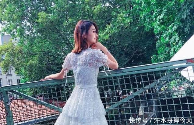 赵丽颖用劈叉回应怀孕传闻，粉丝关心的是她新男友不分手就脱粉