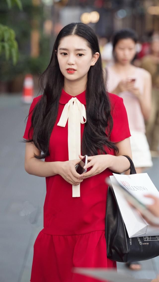 街拍,好看的人离不开时尚的衣服,穿得合身显年轻才能一直美下去