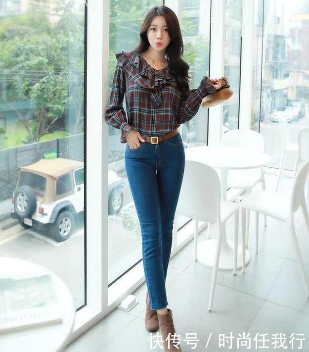 独具魅力的牛仔裤美女，展示柔美的腿部曲线，时尚靓丽又漂亮！