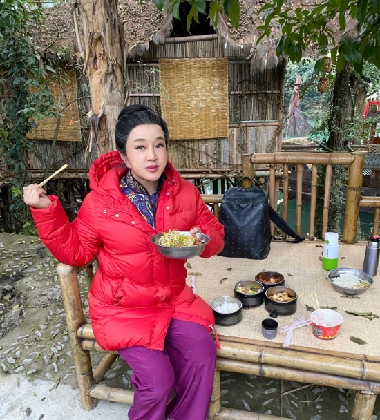  『坐在』刘晓庆近照曝光，67岁的她满头白发，坐在路边端着大盆吃饭！