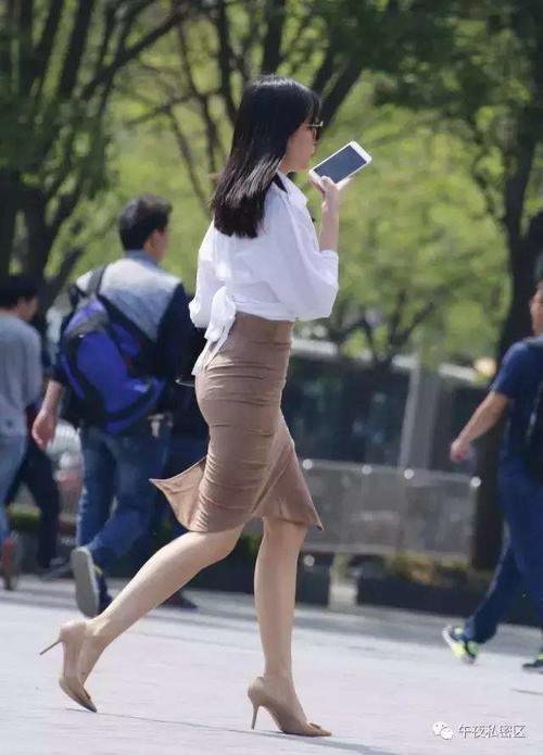 街拍：20多岁的女白领穿包臀，白衬衫的女人自带气质!