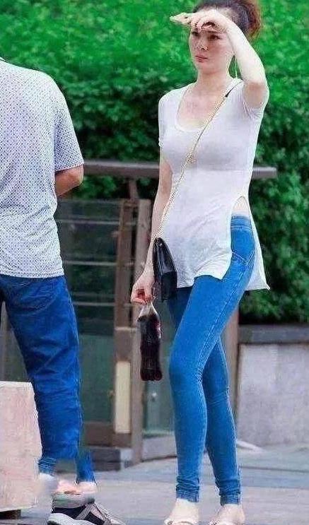 满屏“美腿季”, 俏皮紧身裤秀出纤细长腿，完美修饰女性曲线