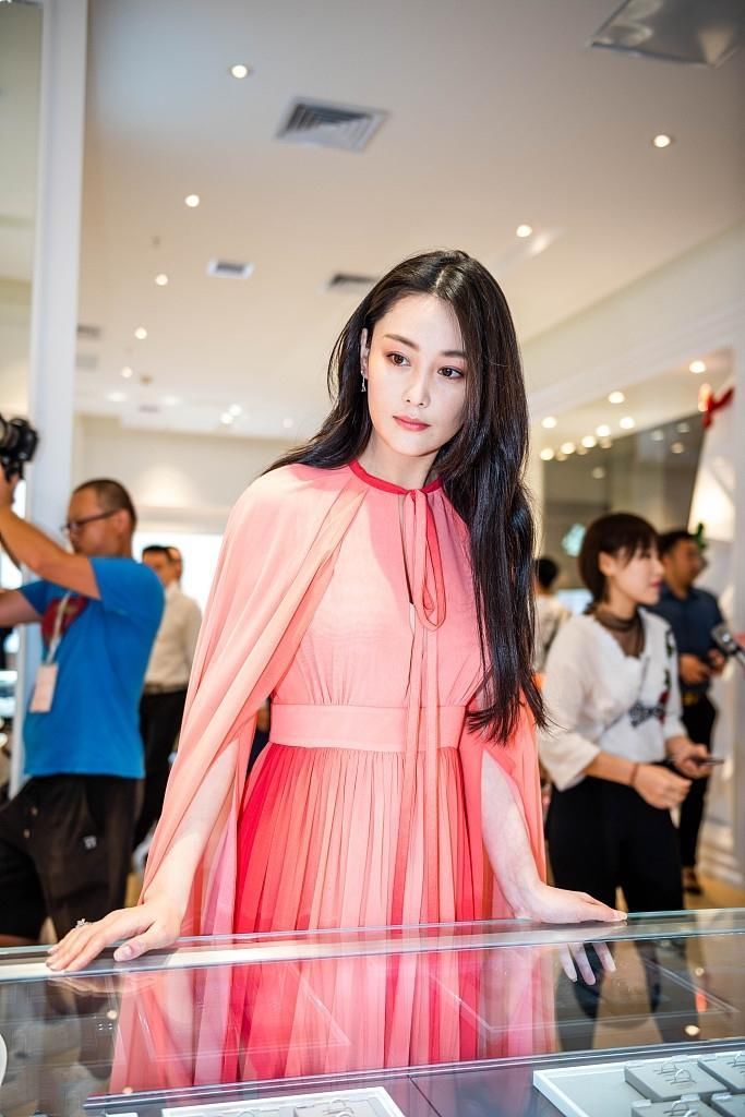 街拍:图1张馨予婚后首现身，婚后想变身少女?图4美女身材好