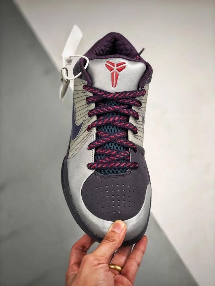  『战靴』科比战靴复刻回归，缅怀一代人心中的传奇！耐克Kobe4代小丑开箱测评