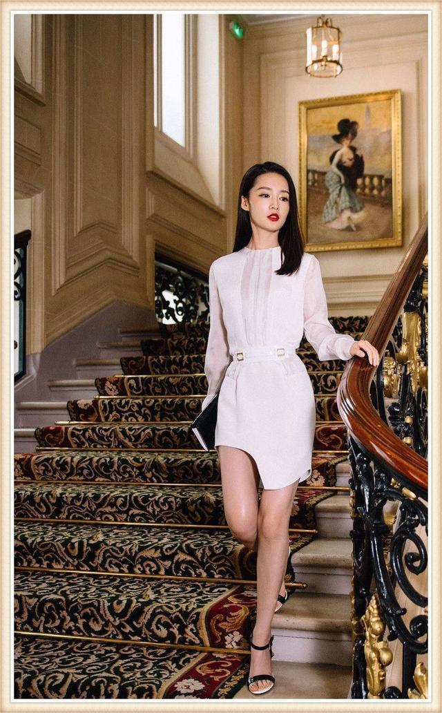 李沁身穿红色镂空连衣裙出席活动,俏皮性感,白皙美腿十分抢镜!