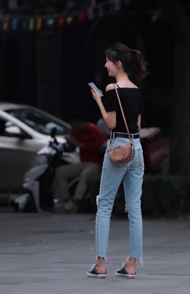 街拍：小美女笑起来真好看，仿佛找到了初恋的感觉！