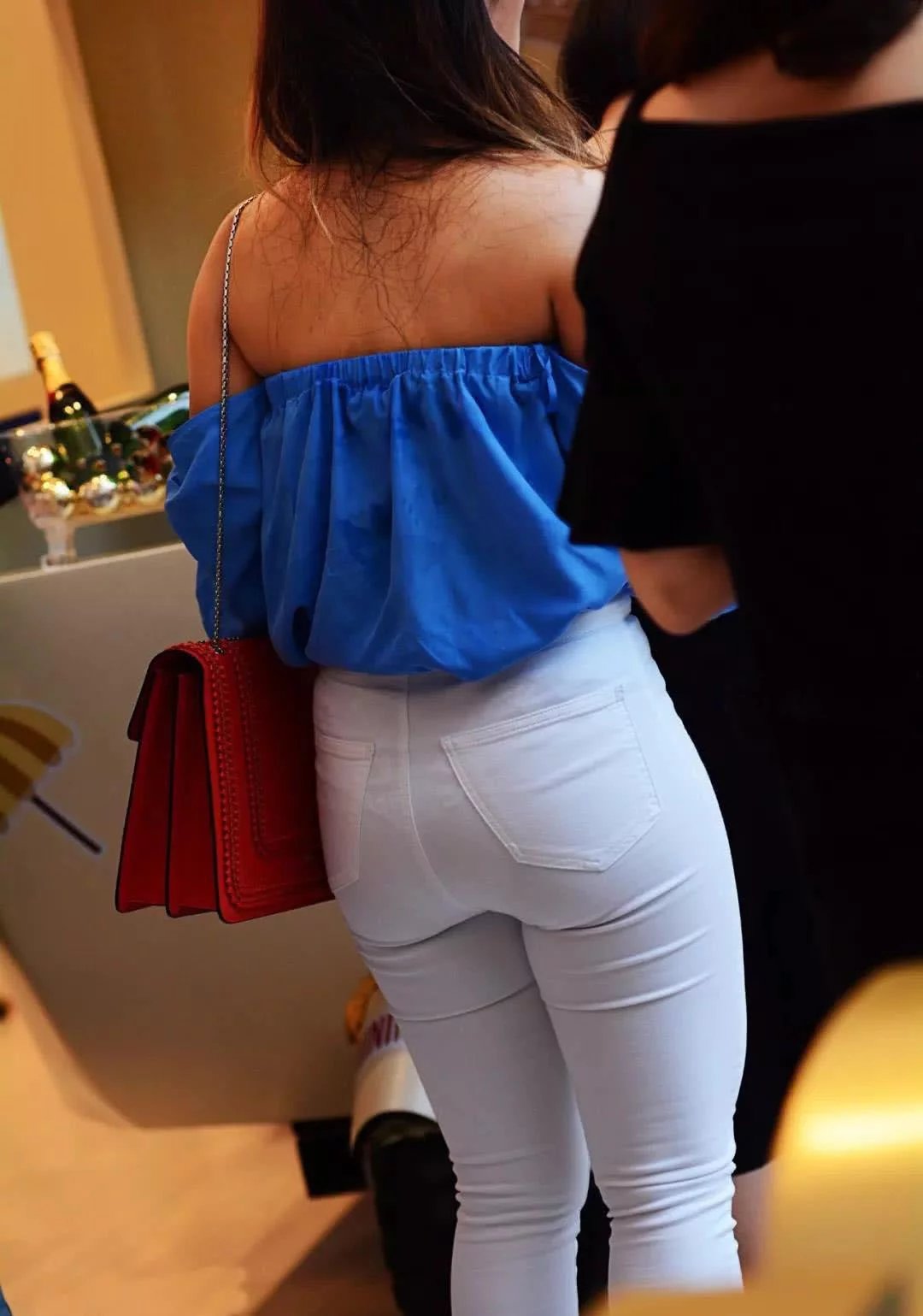 胯宽微胖的女子穿白色紧身裤拍风景，其实自己就是一道风景