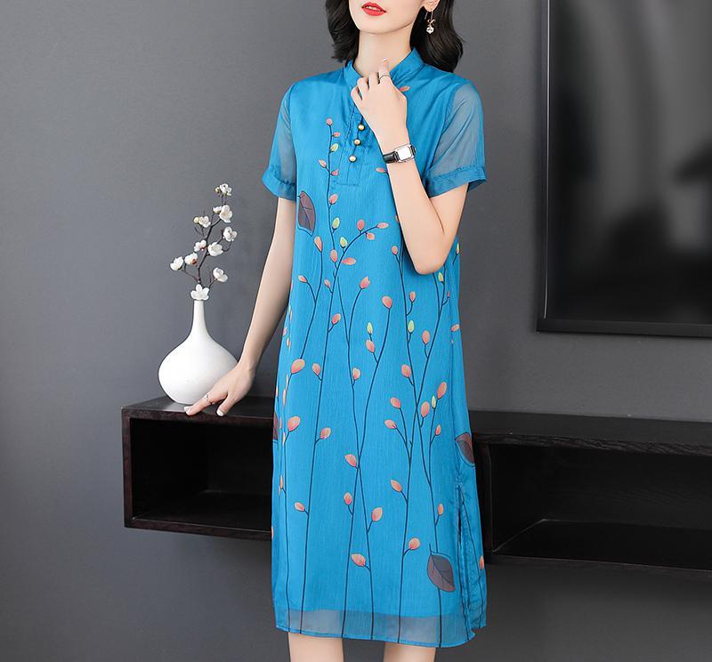 四五十女人别老穿便宜货，三伏天穿时髦蚕丝裙，美的不像中年人