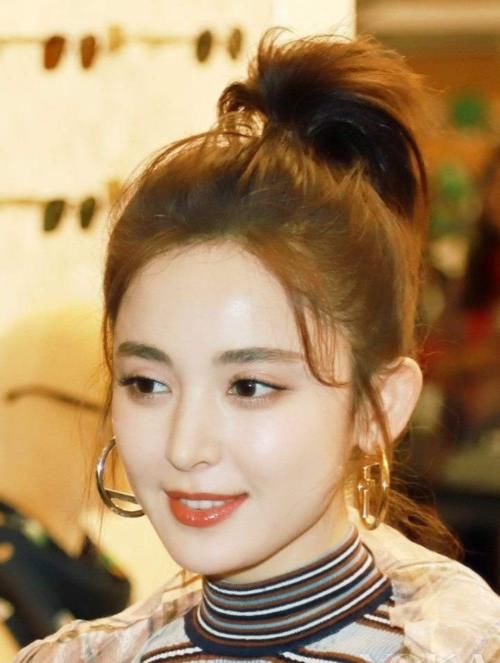  「哪吒头」丸子头已经失宠了，今年这3种发型是真火，不挑人还显脸小
