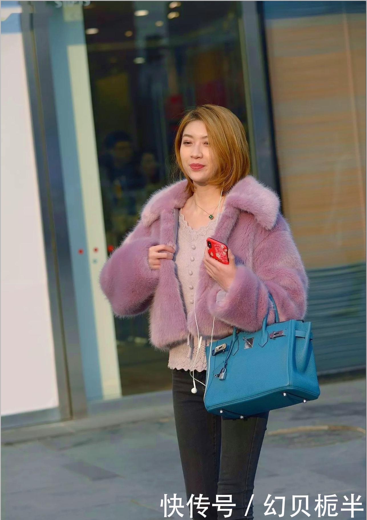 美女:街拍:美女真会穿短外套搭配高腰紧身裤又瘦又美,轻松穿出大长腿