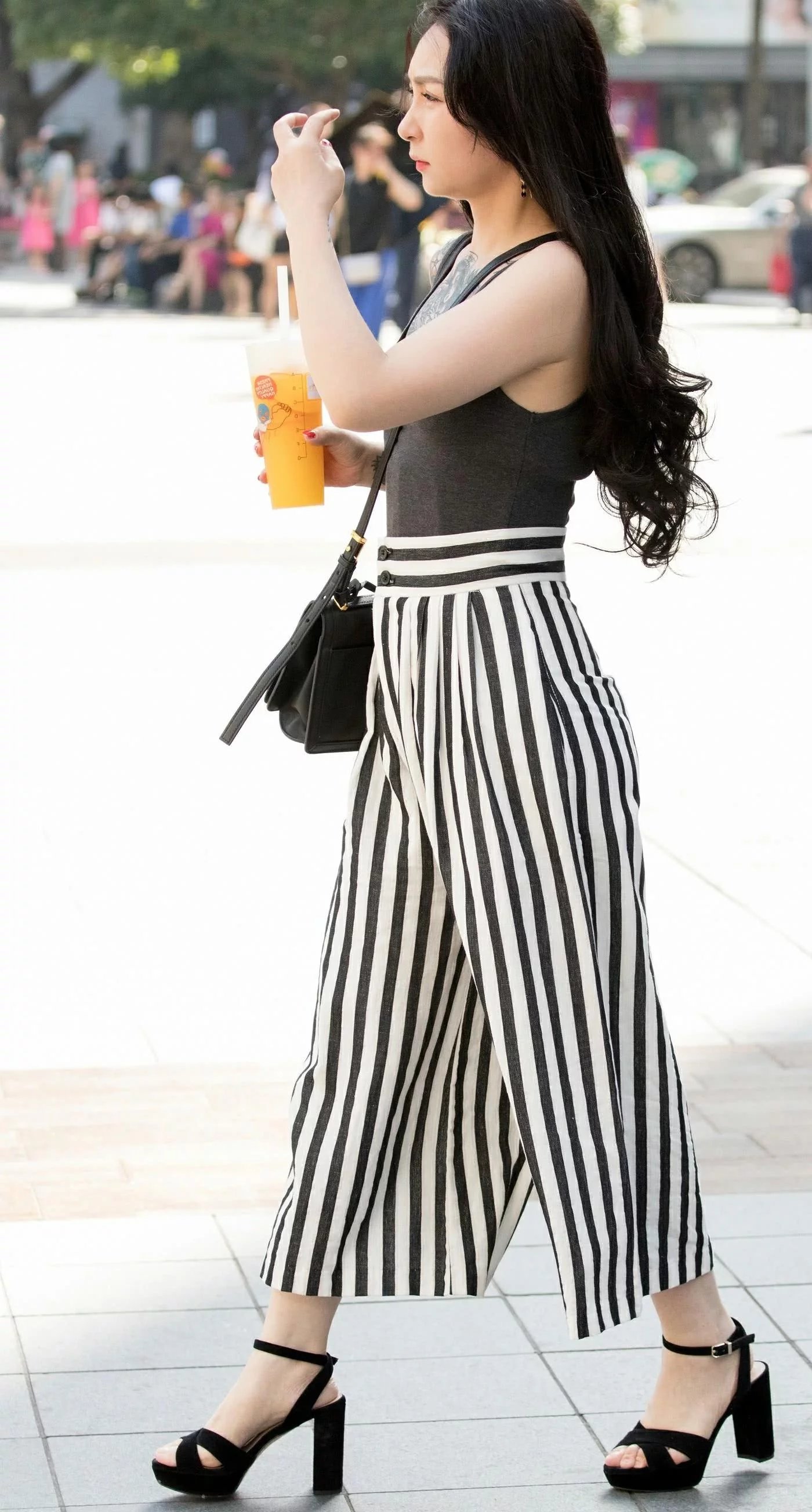 气质小姐姐婴儿肥尽显熟女风采，胸口大面积纹身看着就酷炫，吸睛