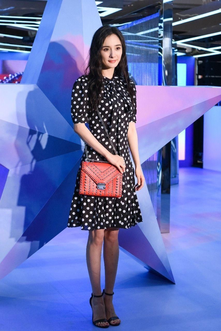 杨幂衣服都不穿重复的，可鞋子换过去换过来，就这么一个款式!