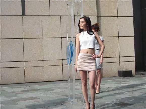 杨幂的腿真的有那么细吗？这么窄的短裤都可以穿上，也太惊艳了！