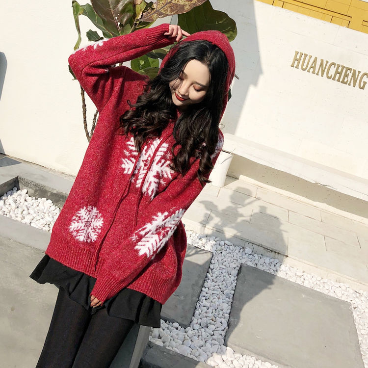显瘦:街拍:小美女身穿米色的大衣,内搭的一套黑色的针织衫,显瘦而且特别有气质