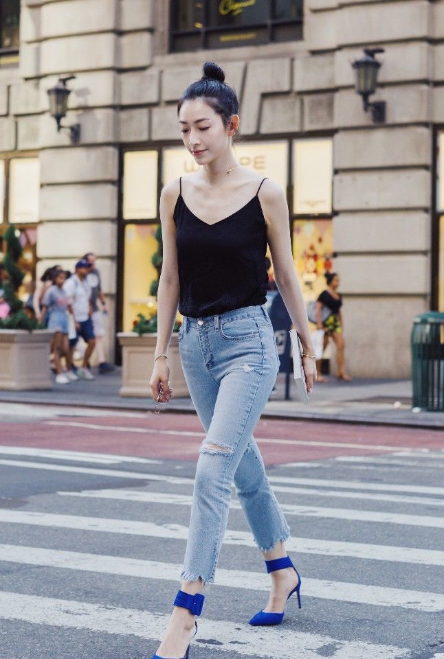 温雅穿黑色吊带上衣,小露香肩上演骨感诱惑,这大长腿要逆天