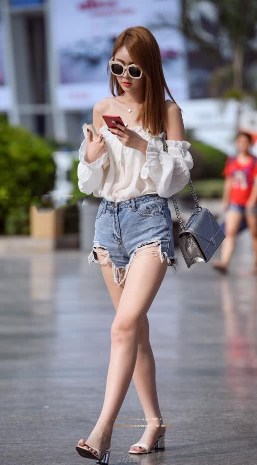 清纯玉女蓝色紧身牛仔短裤破出肥硕臀线，白皙的双腿很吸睛